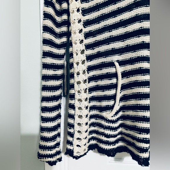 Roxy Black and White Knit V-neck Hooded Sweater. Surfer Style. - Picture 4 of 4